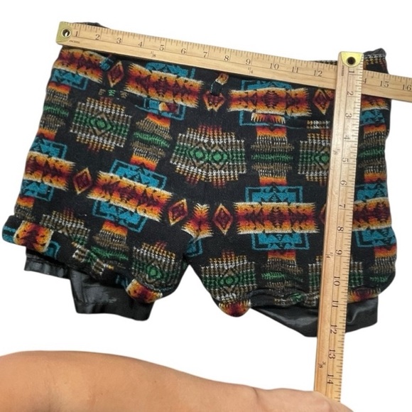 Pendleton Vintage Fit Shorts with Vibrant Pattern 100% VIRGIN WOOL Size: 12 - Picture 7 of 7